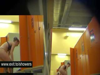 Grupp amatörer på spion klotter efter duscha