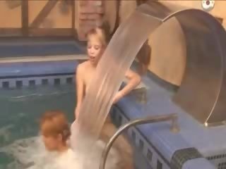 Сексуальна lezboes в в плавальний басейн