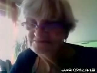 55 χρόνια γριά γιαγιά δείχνει αυτήν μεγάλος βυζιά επί σπέρμα βίντεο