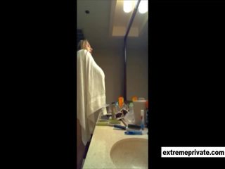 私の ヌード 52 年 古い ママ spied で バスルーム