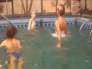 Tri srbské holky v the bazén
