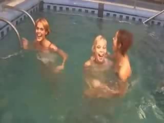 Sexy lezzies en la nage billard