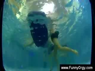 Chica paliza un coño durante un piscina fiesta
