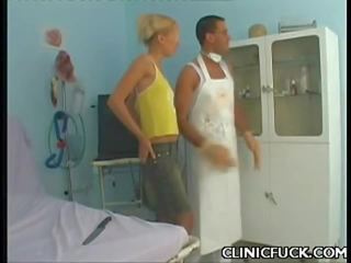 Blond heiße schnitte genießt klinik sex