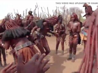 Africké himba ženy tanec a hojdačka ich prehnutý kozy okolo