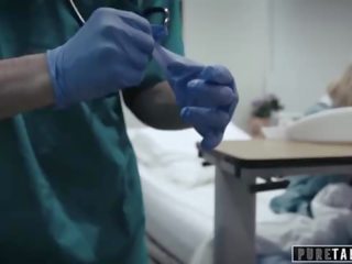 शुद्ध टॅबू perv मेडिकल आदमी देता है टीन रोगी वेजाइना एग्ज़ॅम