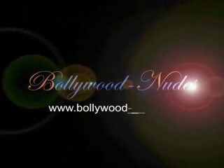 Bollywood ritual z żądza i taniec podczas ona był sam