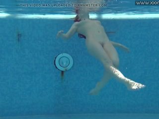 Captivating nicole pearl z mały cycki w the basen: darmowe seks film bb