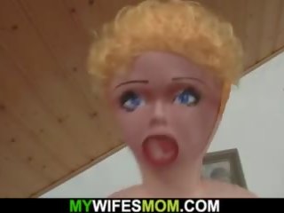 Blondīne pieaugušais māmiņa pleases viņai son-in-law: bezmaksas hd netīras filma 8f