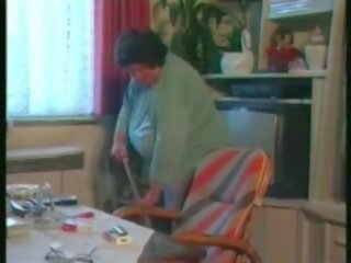 Randy प्लंपअर करते हुए housework