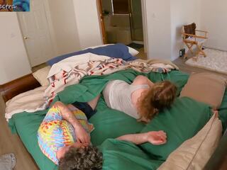 Äitipuoleni osakkeiden sänky kanssa poikapuoli kohteeseen tehdä huone varten the cousins